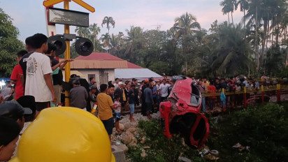Kereta Api Tabrak Toyota Agya Merah, Empat Orang Meninggal Dunia