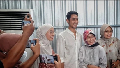 Arya Saloka Diburu Ibu-Ibu Saat Hadiri Tahlilan 1.000 Hari Wafatnya Ibunda Presiden Jokowi