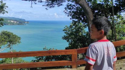 Wisata Alam Pacitan Suguhkan Pemandangan Samudera Hindia yang Dihiasi Pulau Kecil di Atasnya