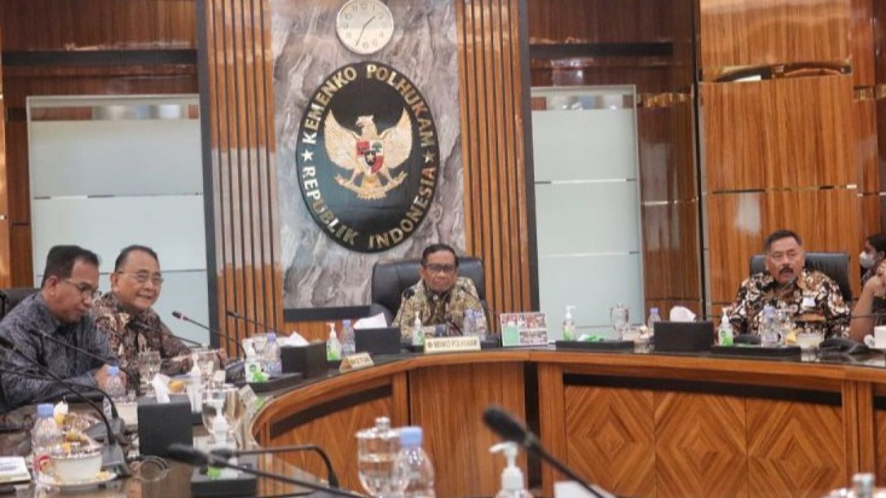 Mahfud MD Sebut Penyelesaian Non-yudisial Kasus HAM Berat Sudah Masuk Finalisasi
            - galeri foto