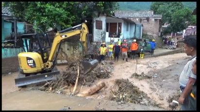 Petugas Kerahkan Sejumlah Ekskavator Bantu Bersihkan Material Lumpur Pasca Banjir Bandang yang Menerjang Sumedang