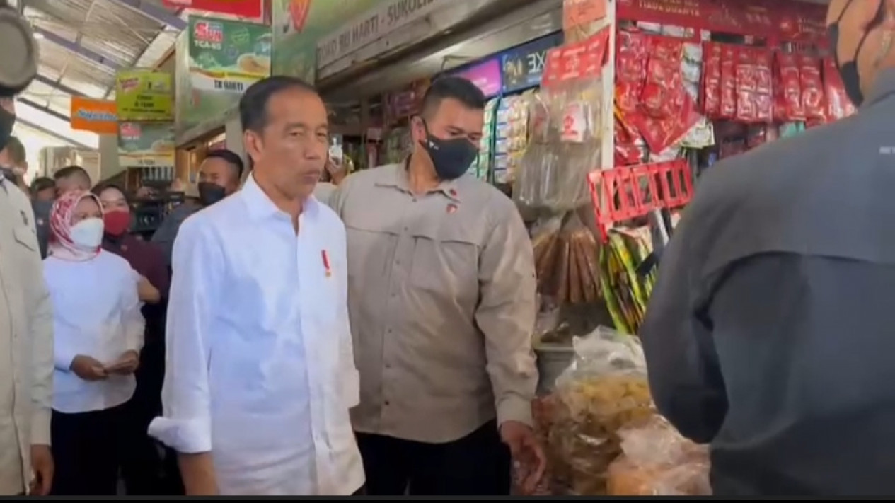 Ribuan Warga Berdesakan Berebut Kaos dan Sembako dari Presiden Jokowi saat Kunjungi Pasar Sukolilo Madiun
            - galeri foto