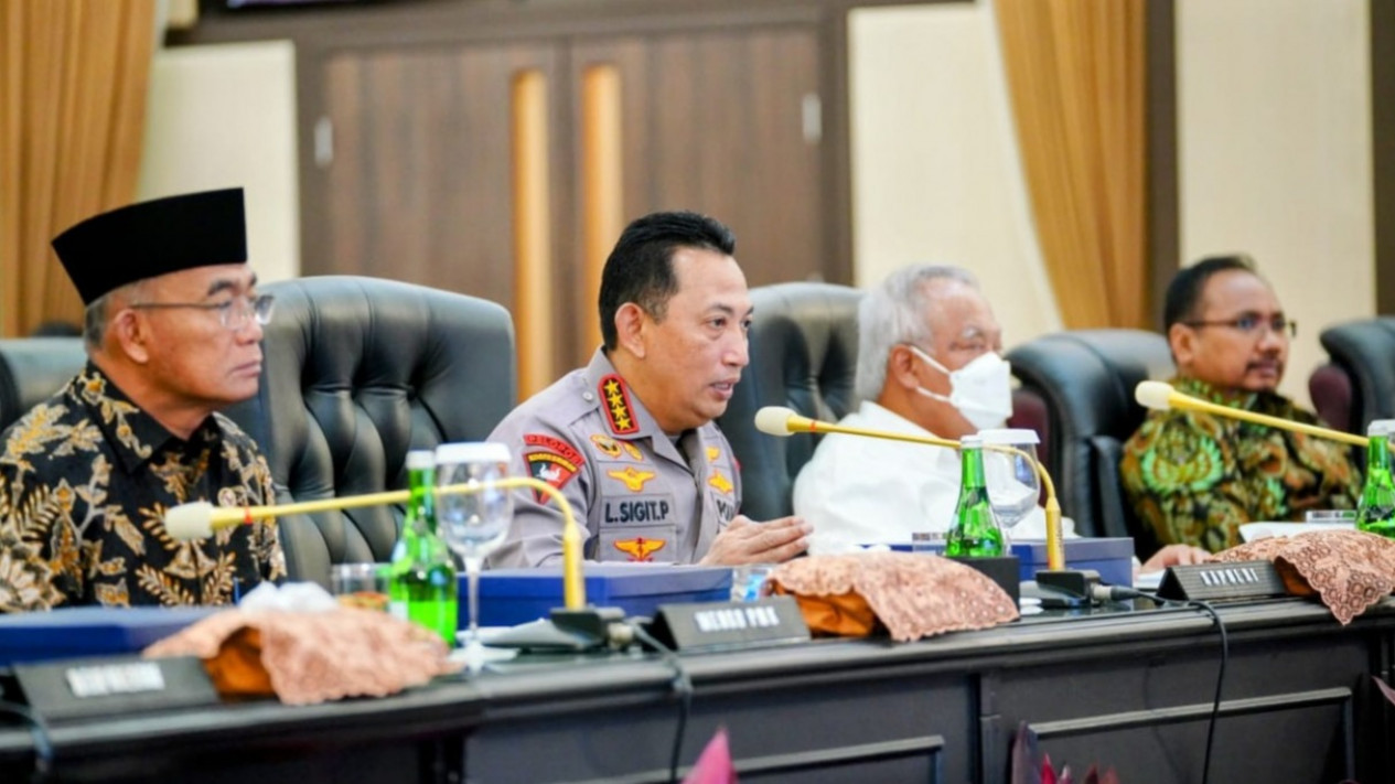 Kapolri: 24 Teroris Ditangkap Terkait Teror Bom Polsek Astanaanyar
            - galeri foto