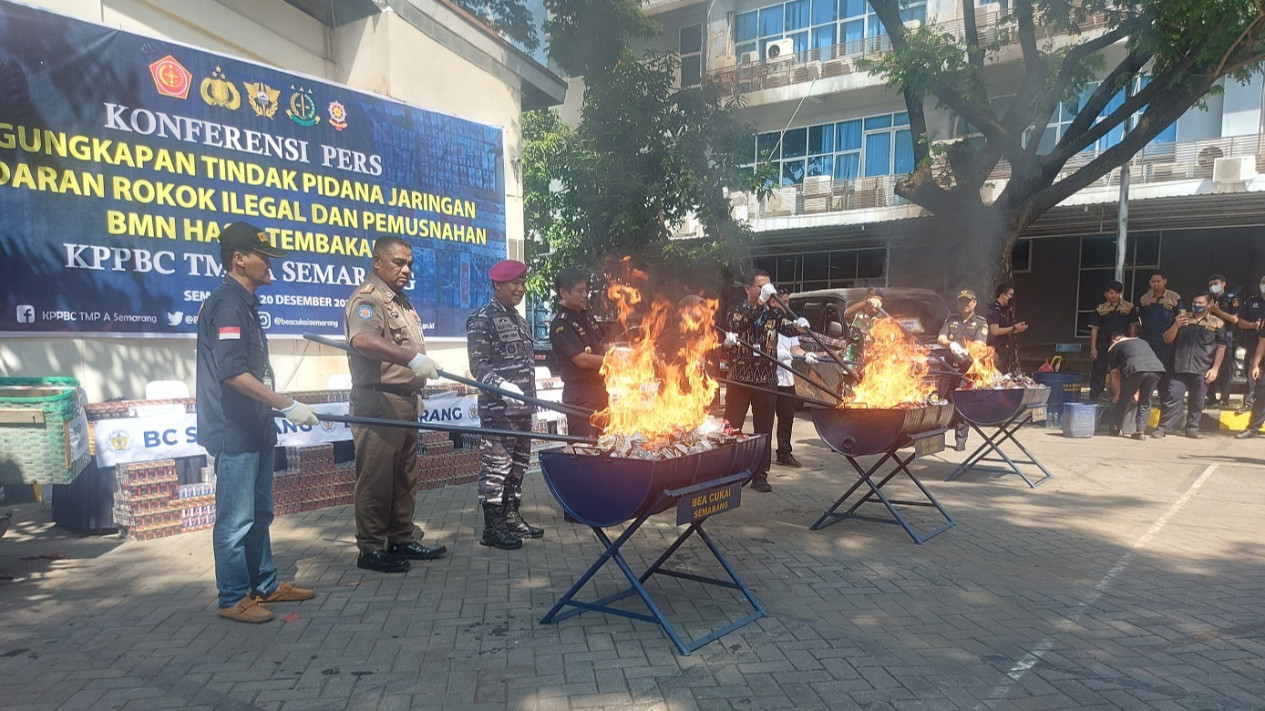 Bea Cukai Semarang Bongkar Praktik Rokok Ilegal, Potensi Kerugian Negara Ratusan Juta Rupiah
            - galeri foto