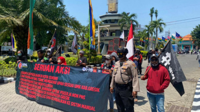 Ingatkan Pemerintah Jika Gresik Tidak Baik Baik Saja, Ratusan Warga Demo Kantor Bupati Gresik