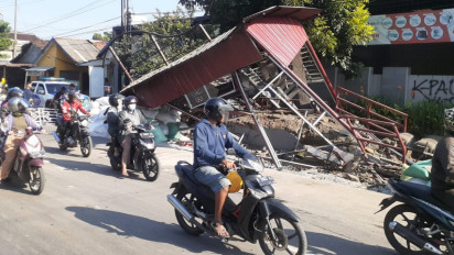 Ditabrak Truk Halte Bus Trans Semarang di Tugu Semarang Roboh