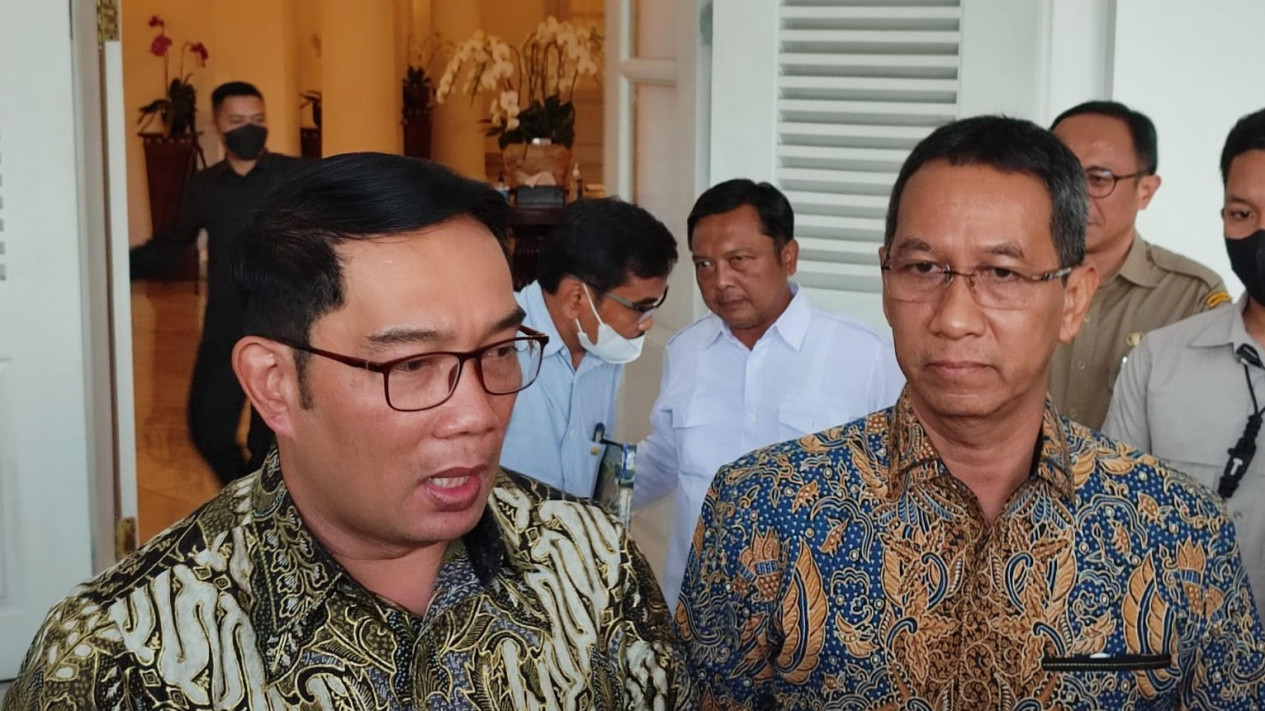 Gubernur Ridwan Kamil Sambangi Heru Budi di Balai Kota, Bahas Banjir
            - galeri foto