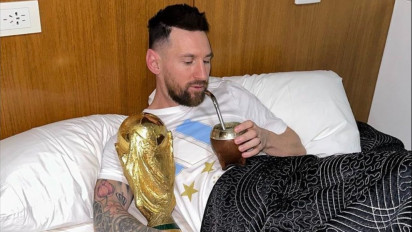 Messi Pamer Trofi Piala Dunia, Luiz Suarez Beri Reaksi Tidak Terduga