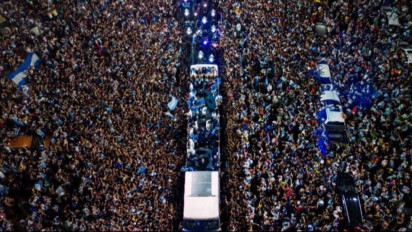 Kisah Tukang Las Fans Fanatik La Pulga, Tembus Kerumunan di Buenos Aires Demi Tanda Tangan Lionel Messi