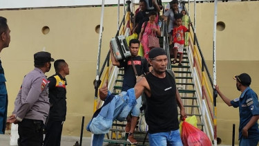 Jelang Nataru, Ribuan Penumpang Kapal Sudah Mulai Merapat ke Pelabuhan Lorens Say