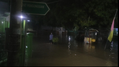 Banjir Tenggelamkan Rumah di Tiga Kecamatan Kabupaten Cirebon, Ratusan Orang Tertahan Jaga Keamanan Barang Berharga