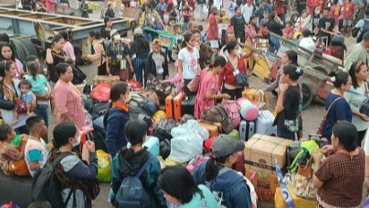 Jelang Nataru, Ribuan Penumpang Membludak di Pelabuhan Lorens Say Maumere