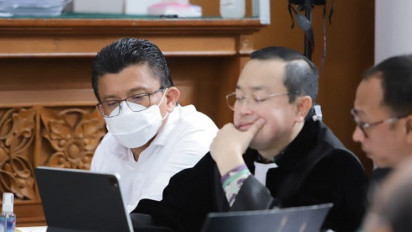 Viral Wanita Berambut Pirang yang Hadir di Persidangan Ferdy Sambo, Netizen: Si Cantik kah?