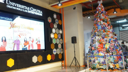 Unik, Rayakan Natal, Mahasiswa di Surabaya Membuat Pohon dari 1000 Buku Bekas Bertema Enterpreneurship