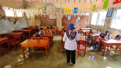 Miris! Sekolah di Indramayu Terendam Banjir, Siswa Belajar di Genangan Air Kotor