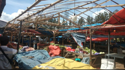 38 Kios di Pasar Sayur Kota Batu Porak Poranda Diterjang Puting Beliung