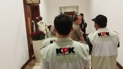 KPK Periksa Ruang Gubernur dan Wakil Gubenur Jatim