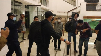 KPK Geledah Ruang Kerja Khofifah hingga Emil Dardak 6 Jam, Bawa 3 Koper Dokumen