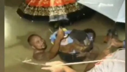 Banjir Bandang Hantam Sumedang, Warga Evakuasi Bayi Gunakan Baskom Hingga Pengendara Motor Tewas Terseret Arus