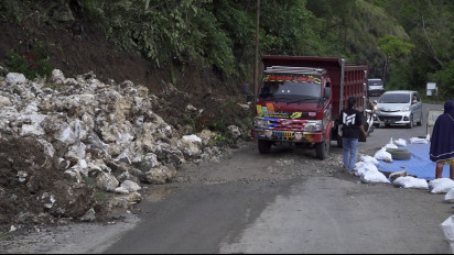 Jalan Trans Sulawesi Poros Enrekang-Toraja Amblas, Kemacetan Mengular Hingga 3 Km