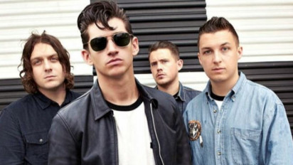 Lirik Lagu Arctic Monkeys - Knee Socks