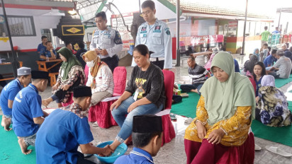 Rayakan Hari Ibu, Warga Binaan LP Banyuwangi Basuh Kaki Ibu saat Jam Kunjungan
