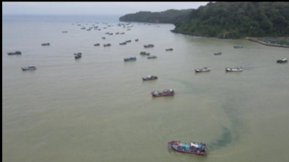 Dihantam Badai, Puluhan Kapal Nelayan asal Cilacap Berlindung di Teluk Pacitan