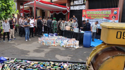 Sambut Natal dan Tahun Baru, Ribuan Botol Miras Dimusnahkan Polisi