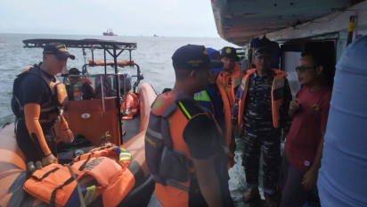 TNI AL Bantu Evakuasi Korban Kecelakaan Kapal TB Bintang Sinergi 09 di Perairan Tanjung Selokan Sumatera Selatan