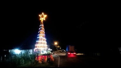 Meriah…! Ribuan Pohon Natal Dari Bahan Daur Ulang Hiasi Jalan Trans Sulawesi di Tana Toraja