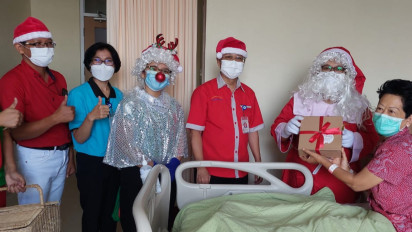 Sambut Natal, Ada Sinterklas Bagikan Bingkisan Natal pada Pasien di RS Mardirahayu Kudus