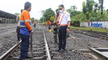 Amankan Libur Panjang Nataru, Penjagaan Pintu Lintasan Kereta Api Diperketat