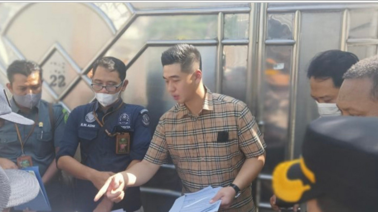 Merasa Tak Pernah Memindah Tangankan Hak, Penghuni Rumah di Surabaya Kaget Rumahnya Akan Dieksekusi
            - galeri foto