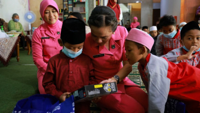 Sambut Natal, Polda DIY Berbagi Kasih dengan Anak Yatim dan Lansia