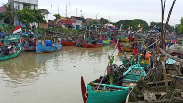 Gelombang Tinggi Hingga 2,5 Meter di Laut Jawa, Nelayan Tradisional Rembang Berhenti Melaut