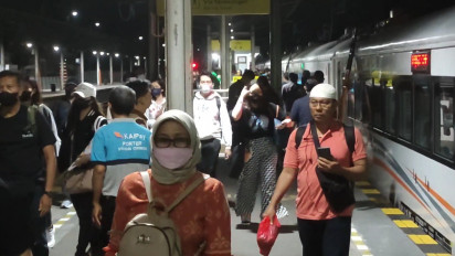 Libur Natal dan Tahun Baru 2023, Ribuan Penumpang Kereta Api dari Jakarta Mulai Padati Stasiun Cirebon Jawa Barat