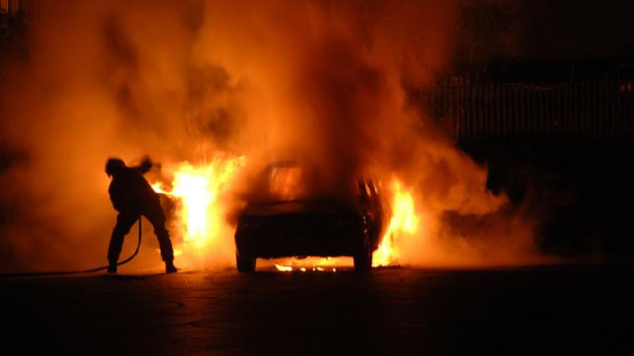 Kebakaran Landa Sebuah Mobil yang Berada Dalam Ruko di Jelambar Grogol Jakarta Barat, 4 Unit Damkar Diterjunkan
            - galeri foto