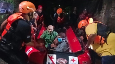 Ratusan Rumah Warga di Klaten Terendam Banjir, BPBD Angkut Lansia dan balita Gunakan Perahu Karet ke Pengungsian