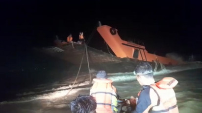 12 Awak Kapal Terapung-apung Akibat Mati Mesin Diselamatkan Tim SAR Semarang