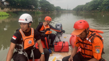 Tim SAR Gabungan Lakukan Pencarian Seorang Remaja yang Ceburkan Diri ke Dalam Aliran Kali Cengkareng Drain
