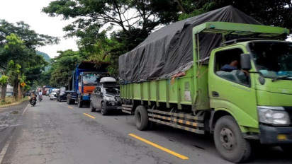 Dampak Banjir Rob di Situbondo, Lalu Lintas Kendaraan ke Pelabuhan Ketapang Banyuwangi Macet Selama 5 Jam