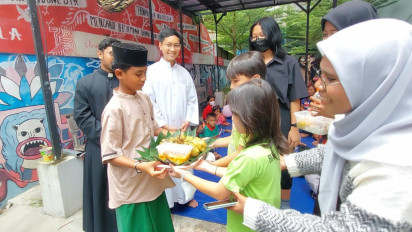 Jelang Natal, Umat Muslim Bagikan Ketupat Kepada Jemaat Gereja di Banjar Jabar