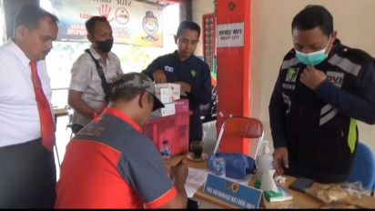 Antisipsi Kecelakaan saat Nataru, Puluhan Sopir Bus di Terminal Ngawi Jalani Tes Urine