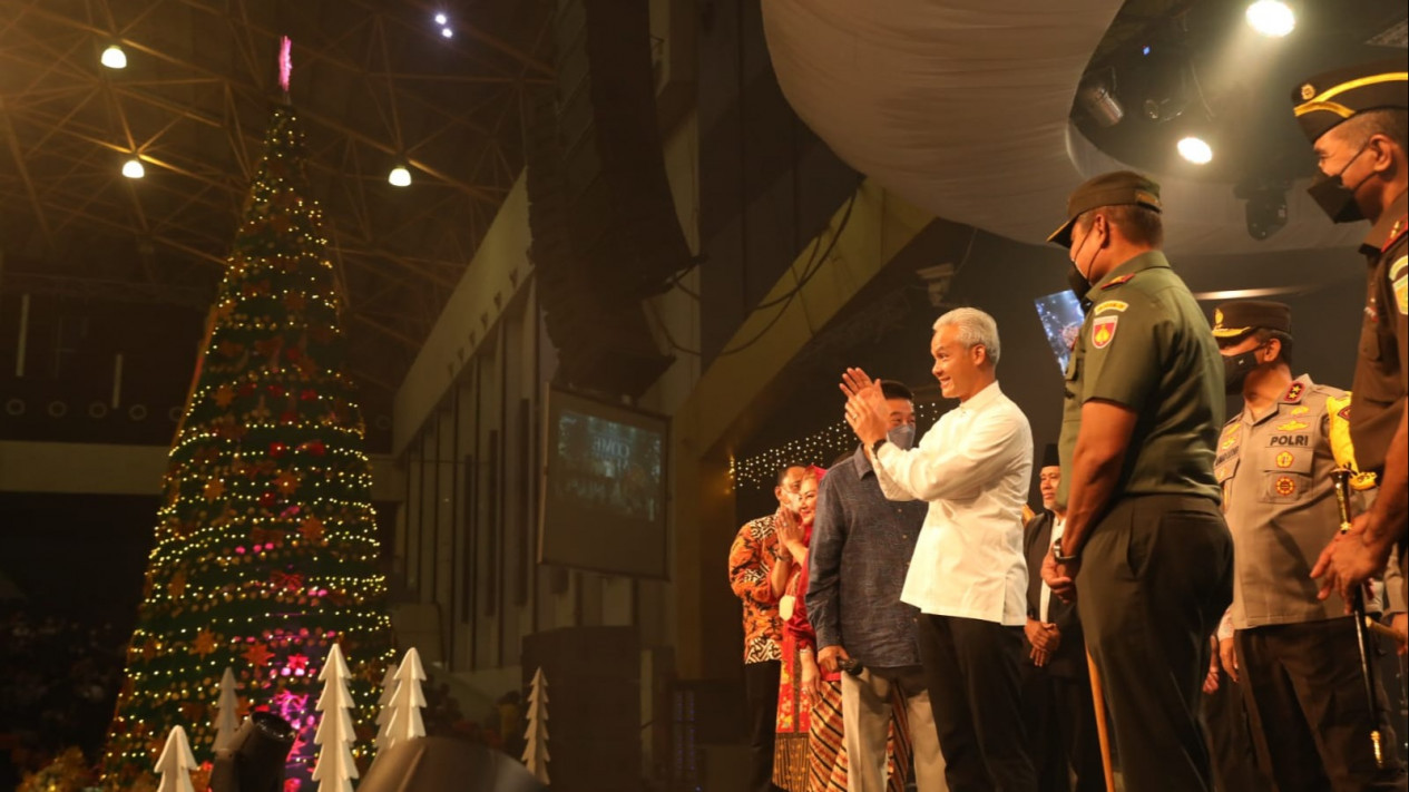 Natal 2022, Ganjar Pranowo: Turut Berbahagia Untuk Umat Kristiani di Jawa Tengah 
            - galeri foto