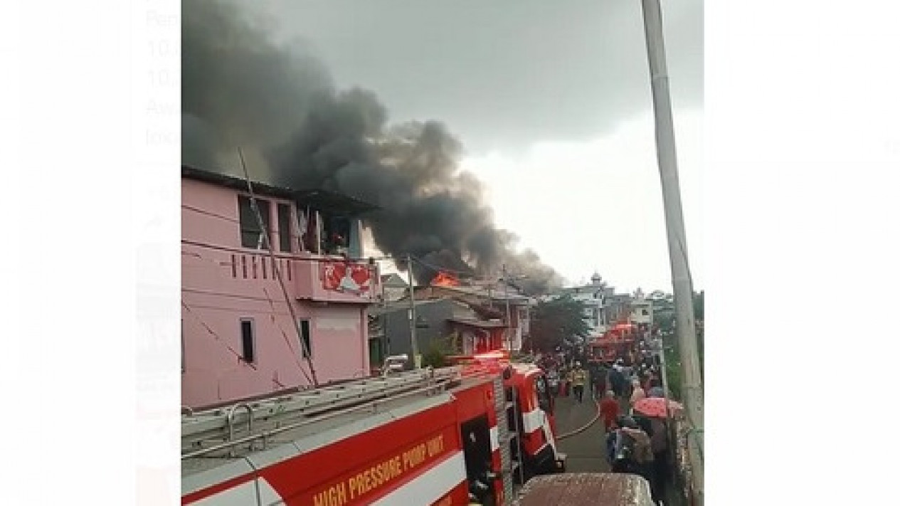 Kebakaran di Ciracas Jaktim Hanguskan 3 Ruko, 1 Mobil dan 1 Motor
            - galeri foto