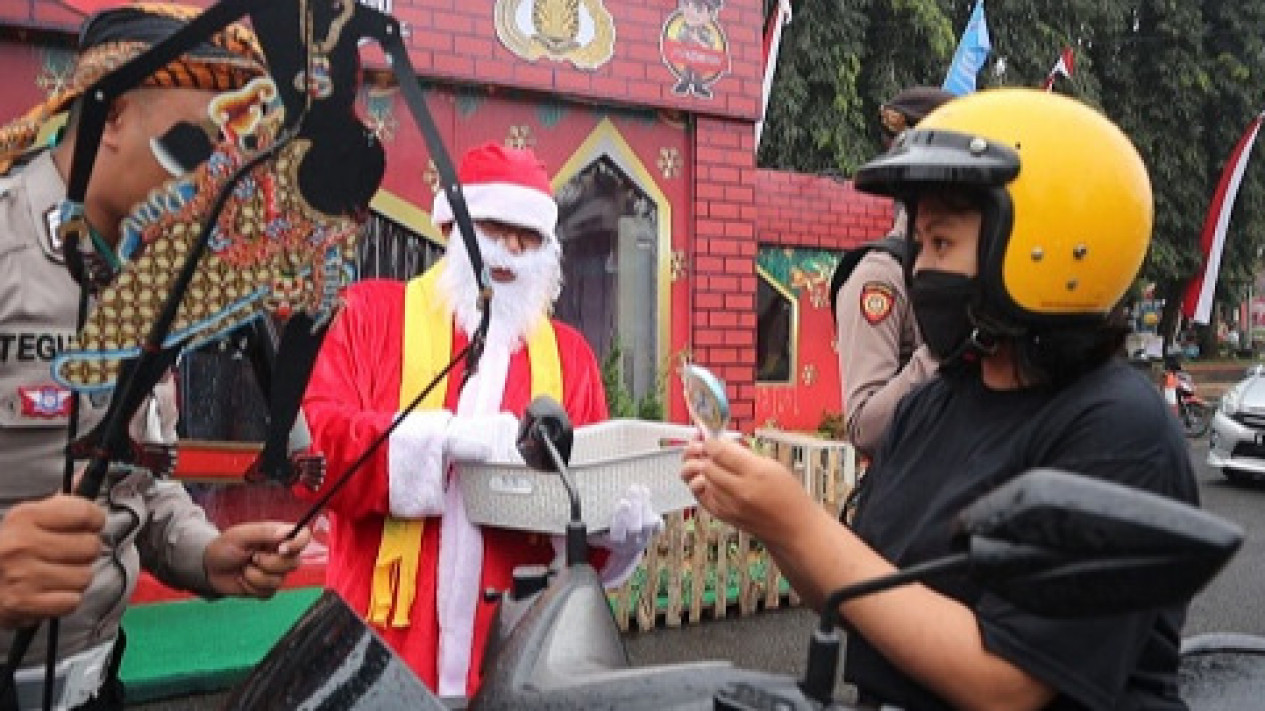Operasi Lilin Candi 2022 Polantas Purbalingga Hadirkan Wayang Bawor dan Sinterklas Bagikan Hadiah untuk Pengendara
            - galeri foto
