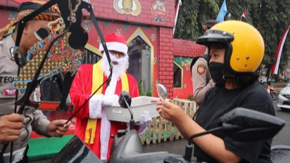 Operasi Lilin Candi 2022 Polantas Purbalingga Hadirkan Wayang Bawor dan Sinterklas Bagikan Hadiah untuk Pengendara