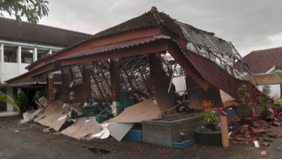 Pendopo Kecamatan Cluring Banyuwangi Senilai Rp185 Juta Mendadak Ambruk