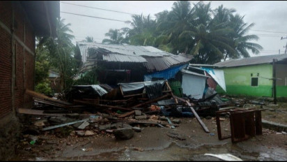Sedikitnya Belasan Rumah Warga Rusak Berat Akibat Dihantam Gelombang Pasang di Wilayah Pesisir Kabupaten Mamuju