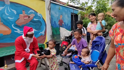 Moment Menarik Natal, Santa Claus Keliling Gang Sempit Bagikan Hadiah Bagi Anak-Anak Kurang Mampu